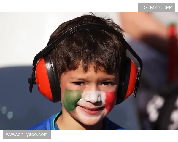 小球迷冲入场内与维尼修斯击掌，保安暖心护送离场